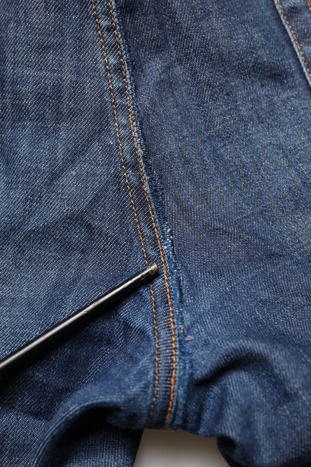 Jeans skinny en denim coton bleu foncé délavé de Dolce & Gabbana, vue de face avec détail de la coupe ajustée.