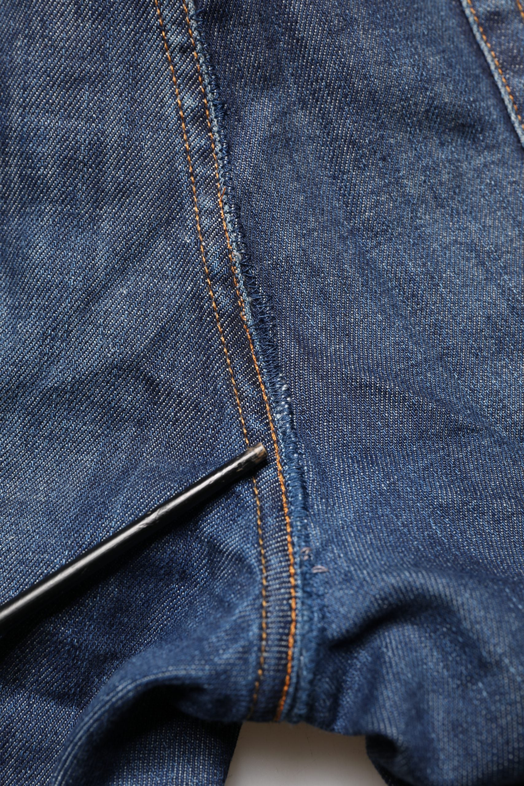 Jeans skinny en denim coton bleu foncé délavé de Dolce & Gabbana, vue de face avec détail de la coupe ajustée.
