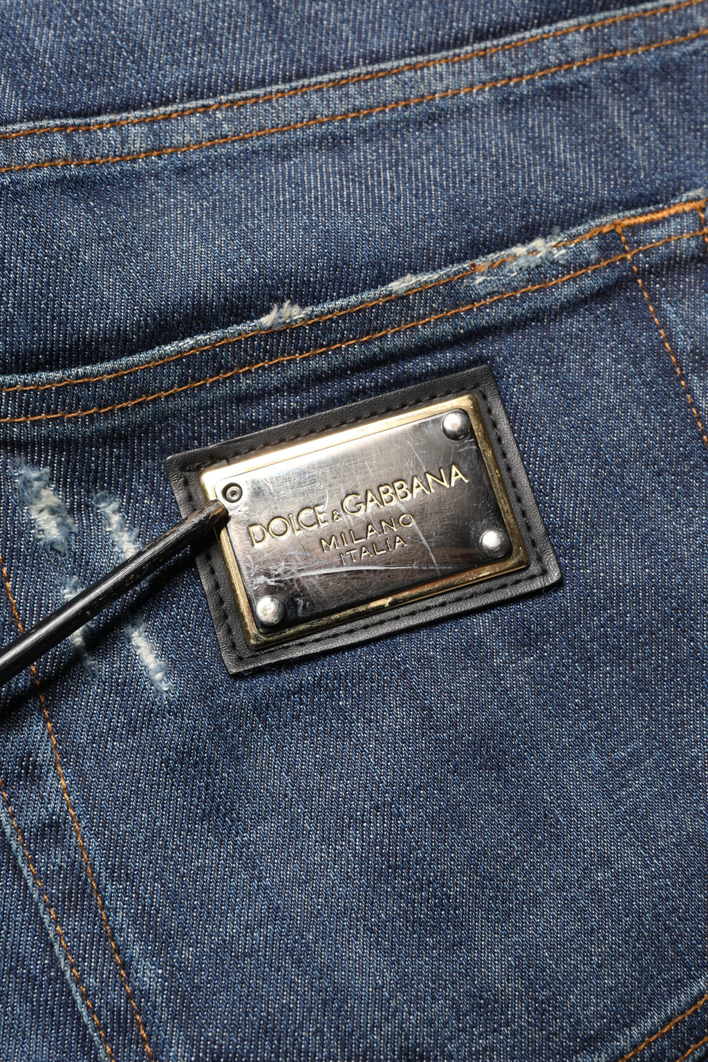 Jeans slim en coton délavé bleu foncé de Dolce & Gabbana, coupe skinny, avec détails modernes et finition élégante.