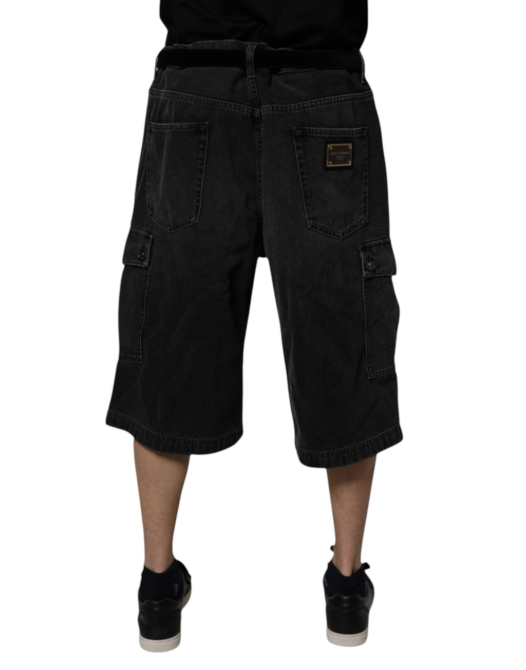 Shorts cargo en denim noir Dolce & Gabbana, mi-hauteur, style décontracté et tendance, avec poches latérales.