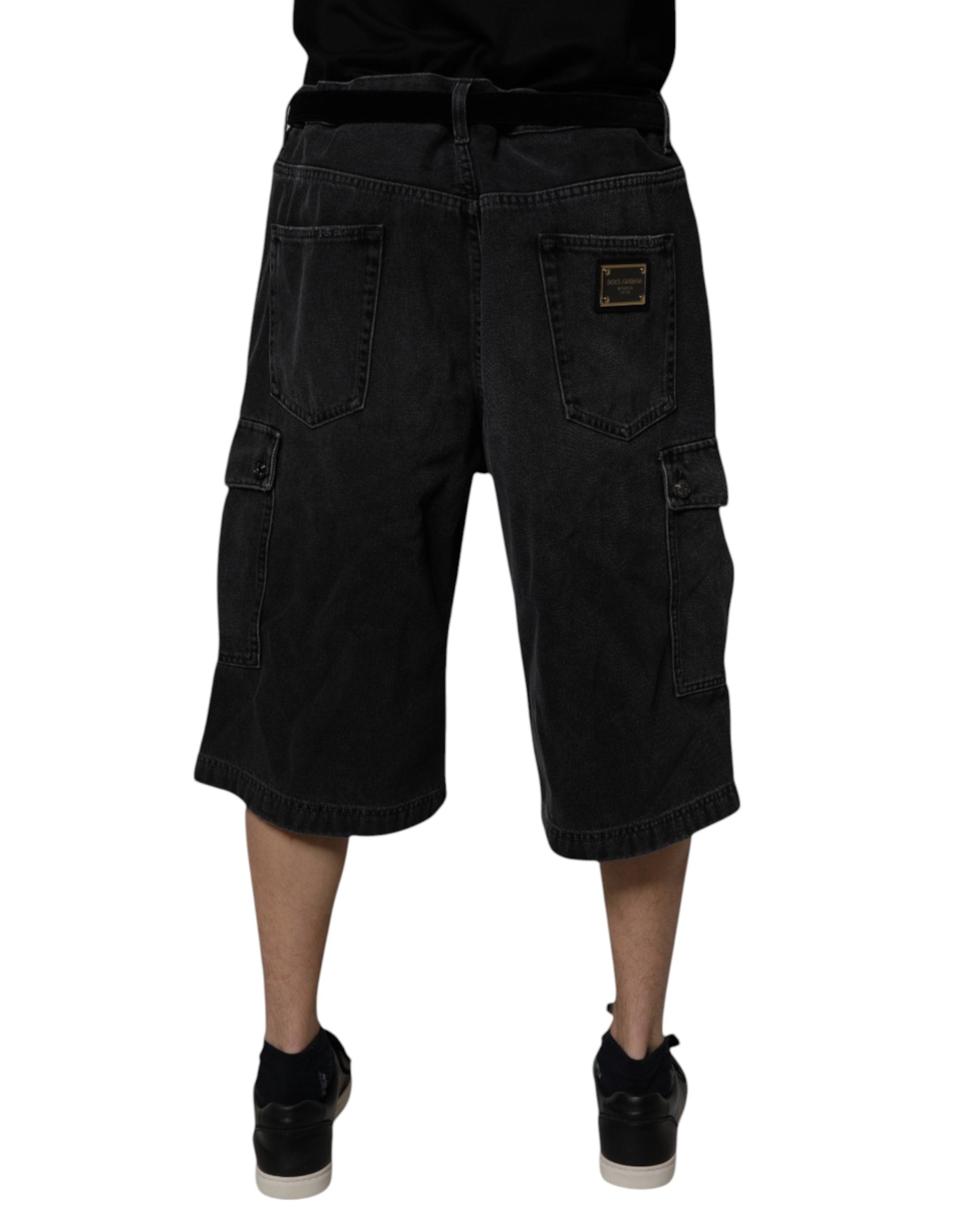 Shorts cargo en denim noir Dolce & Gabbana, mi-hauteur, style décontracté et tendance, avec poches latérales.