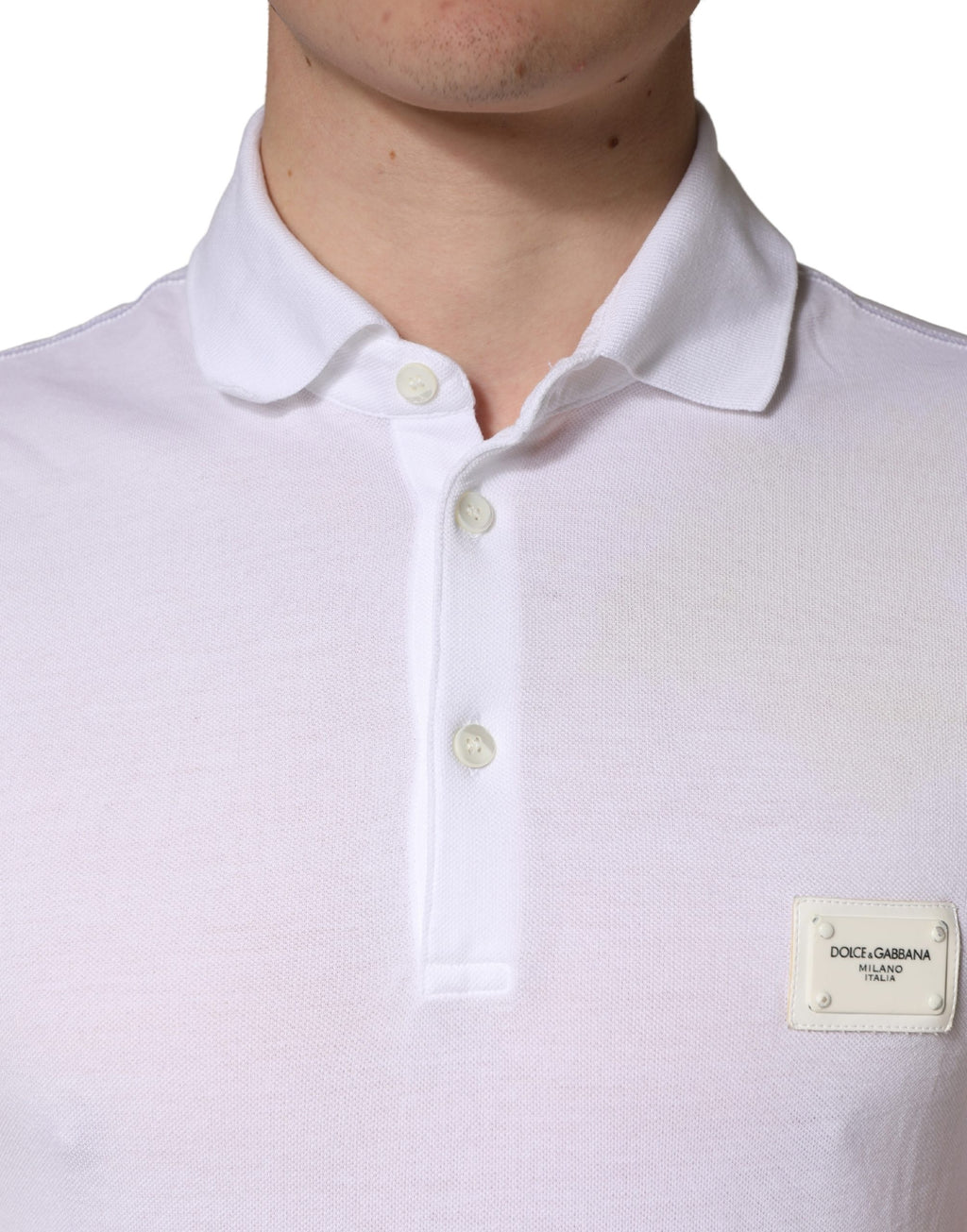 Polo homme Dolce & Gabbana blanc à col et manches courtes, vue de face, tissu en coton élégant et classique.