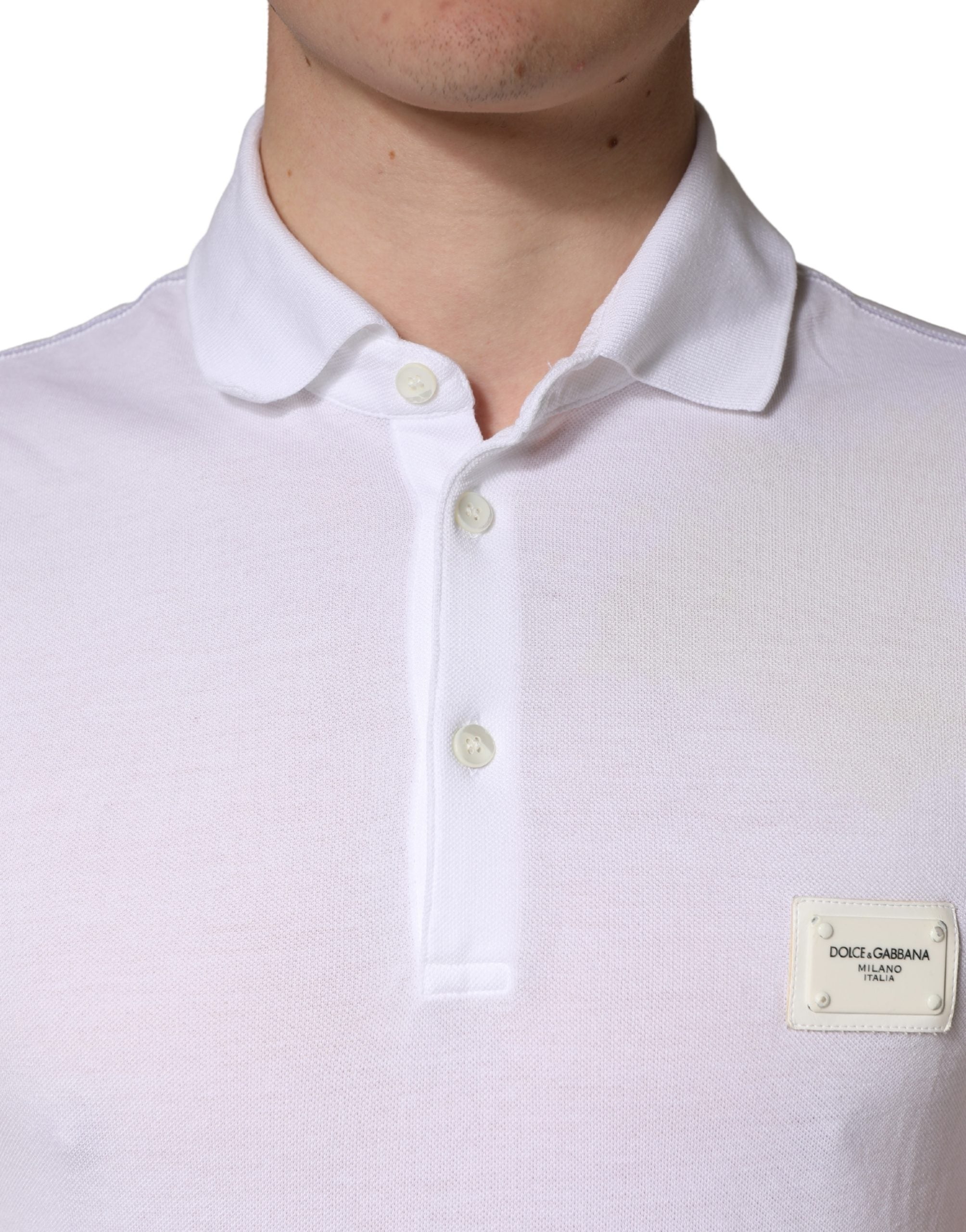 Polo homme Dolce & Gabbana blanc à col et manches courtes, vue de face, tissu en coton élégant et classique.