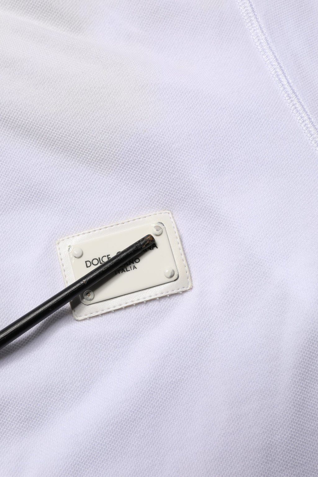 Polo pour homme Dolce & Gabbana à col blanc, manches courtes, en tissu léger, élégant et classique.