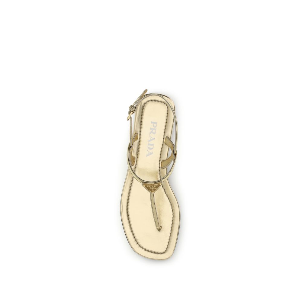 Sandales plates Prada en cuir de veau argenté, modèle Bos Taurus, avec design élégant et confort.