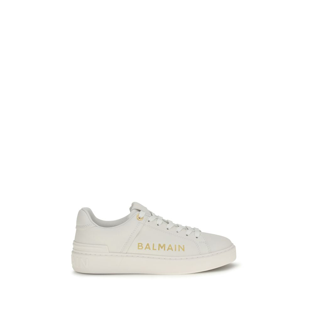 Chaussures basses Balmain Bos Taurus en cuir de veau blanc, sneakers low top élégants et modernes.
