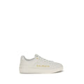 Chaussures basses Balmain Bos Taurus en cuir de veau blanc, sneakers low top élégants et modernes.