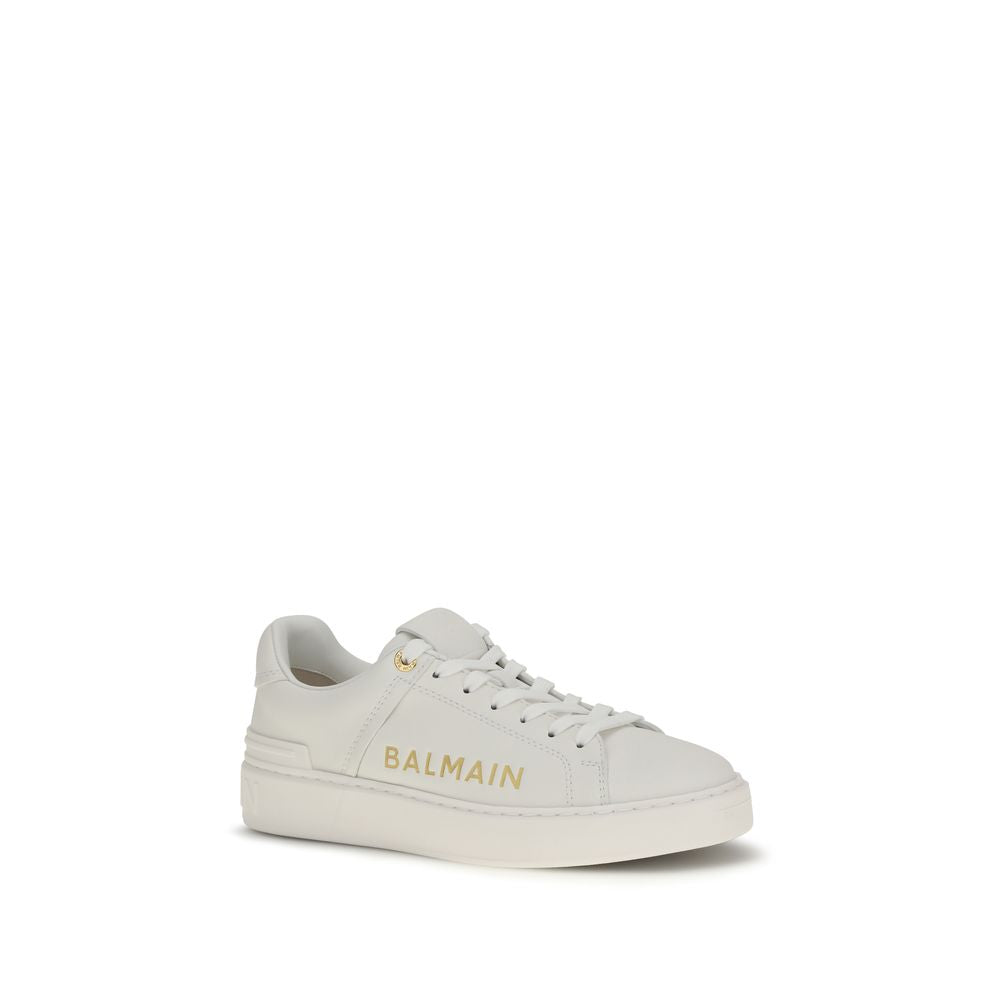 Sneakers basses Balmain en cuir de veau blanc Bos Taurus, style décontracté et élégant, avec semelle blanche et design moderne.