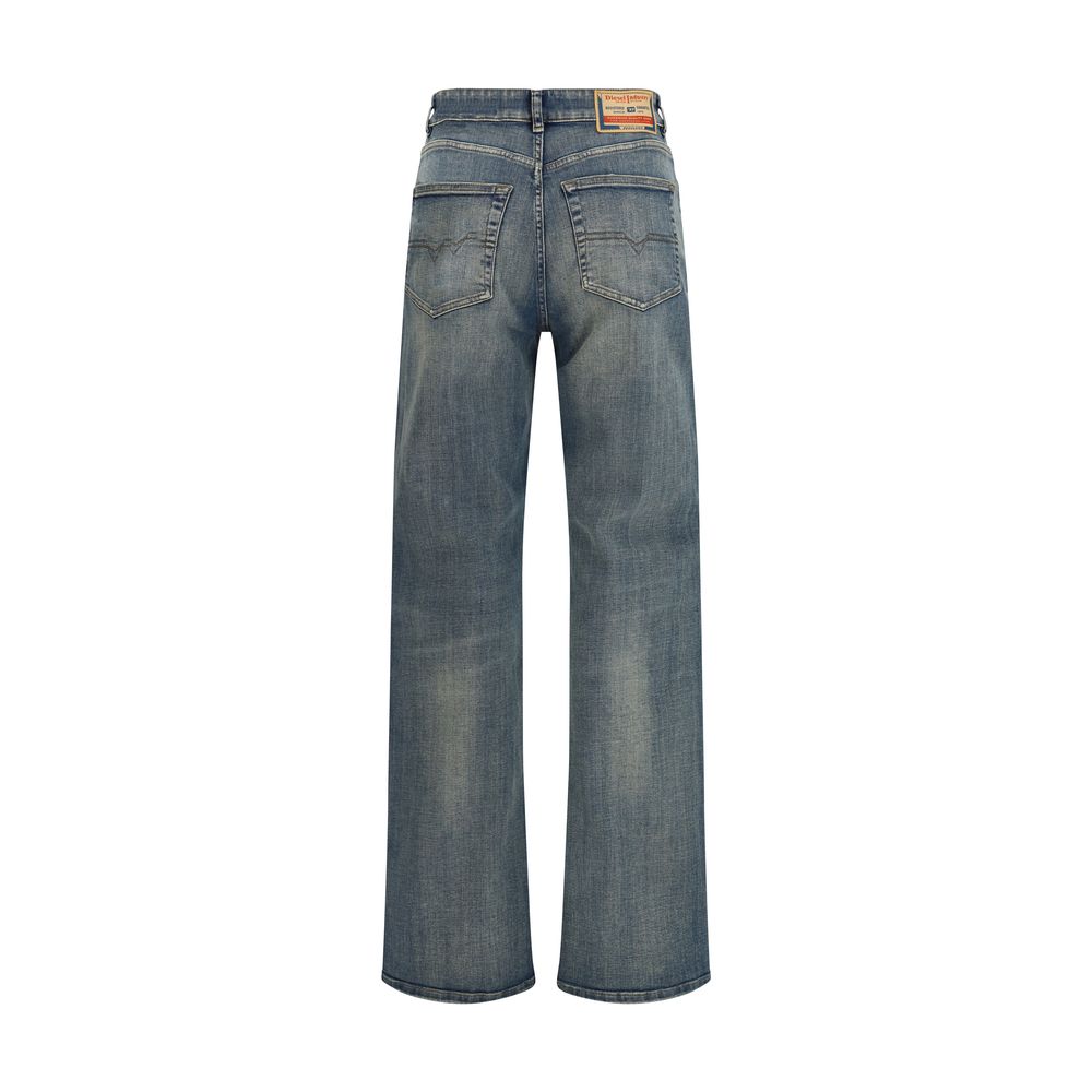 Jeans Diesel en coton bleu à coupe droite, détails classiques, porté sur un mannequin.