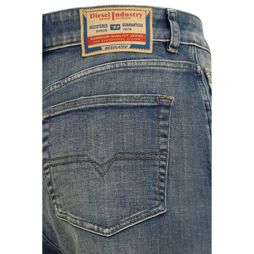 Jeans Diesel en coton bleu à coupe droite, style classique, avec détails de couture visibles.