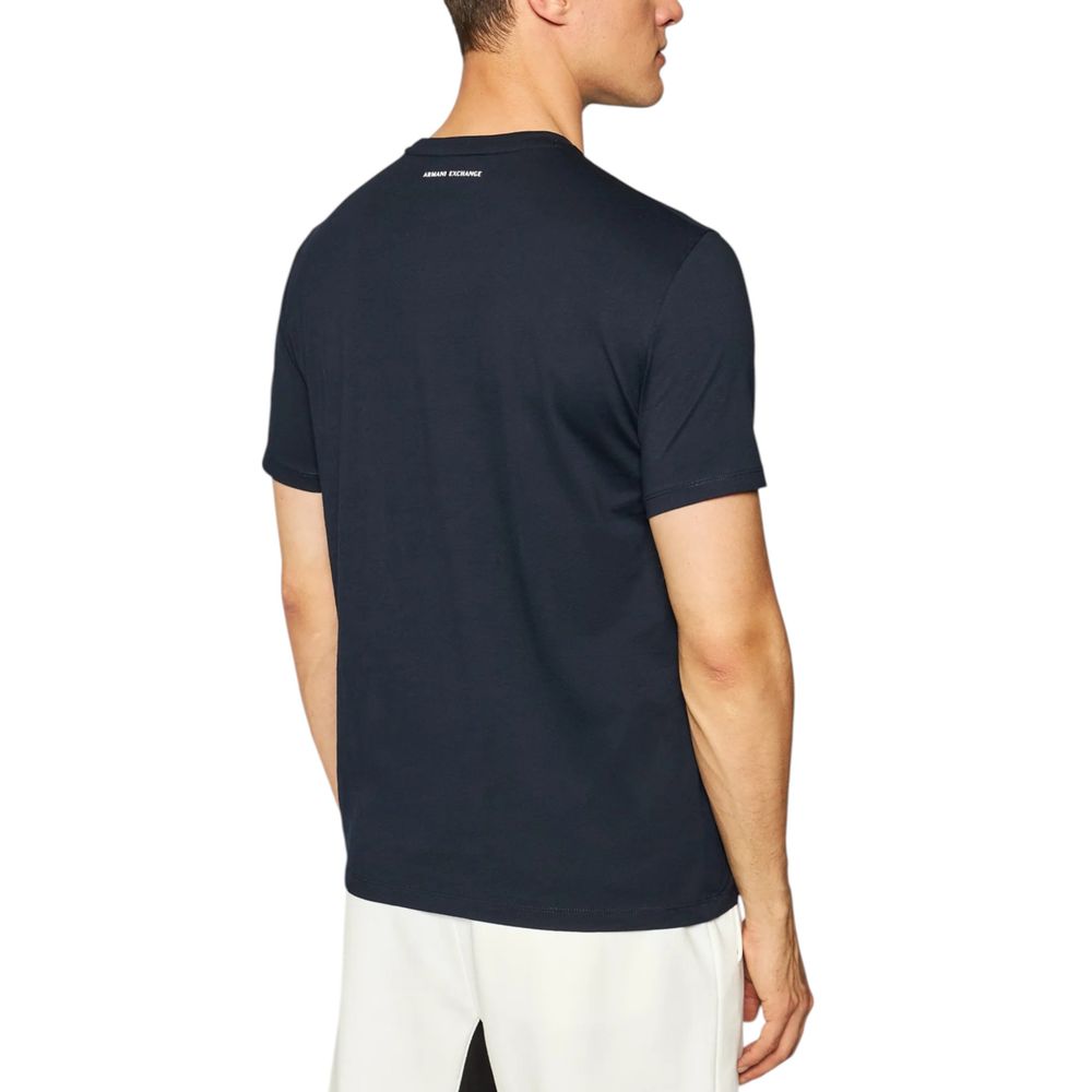 T-shirt en coton bleu Armani Exchange, coupe classique, détails simples, porté sur un mannequin.