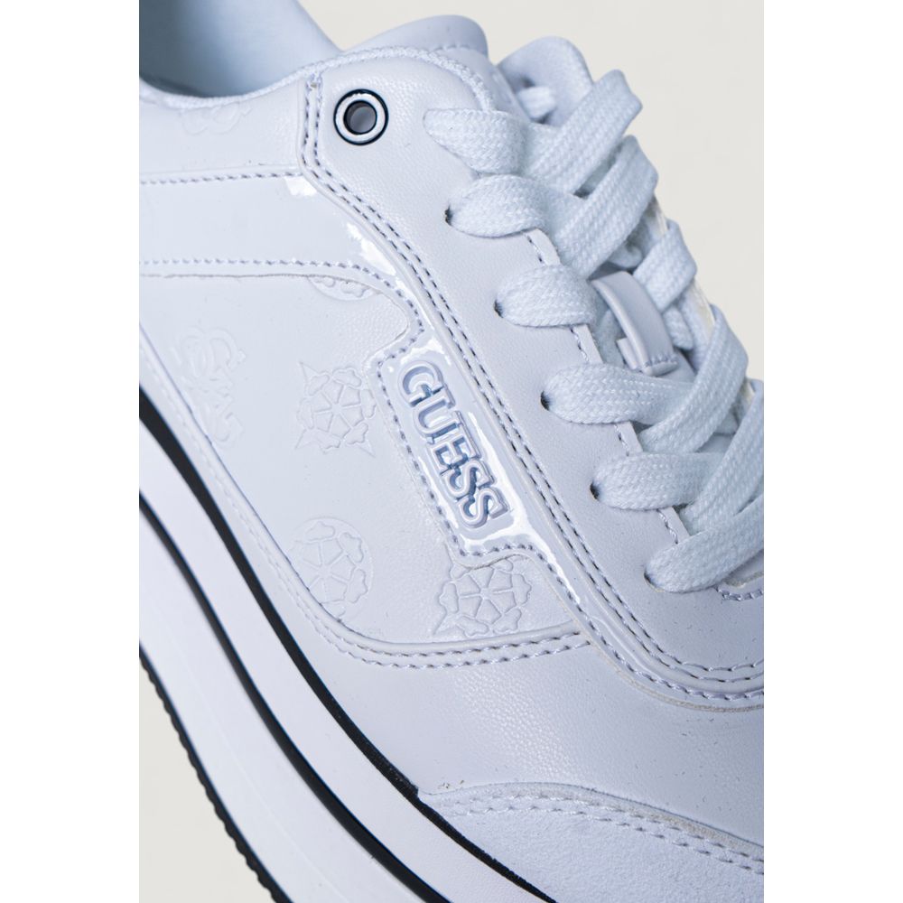 Chaussures Guess blanches en polyester, baskets à plateforme pour femmes, design tendance et moderne.