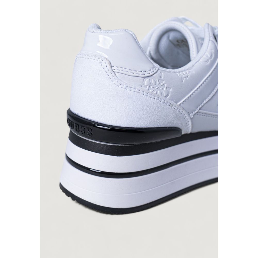 Basket Guess en polyester blanc avec plateforme, chaussures de sport tendance, visibles dans l'image.