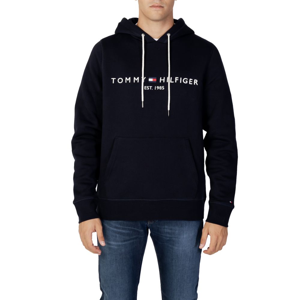 Sweat à capuche en coton bleu Tommy Hilfiger avec logo sur la poitrine, porté sur un mannequin.