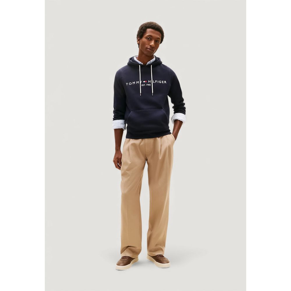 Sweat à capuche en coton bleu Tommy Hilfiger avec logo brodé, porté sur un mannequin, vue de face.