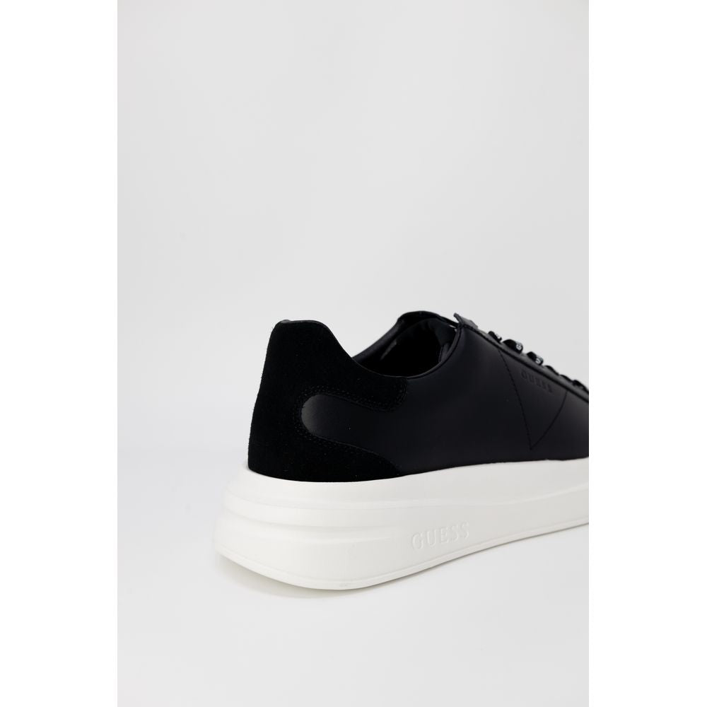 Chaussures basses Guess en polyéthylène noire, baskets de style low top avec semelle blanche et design moderne.