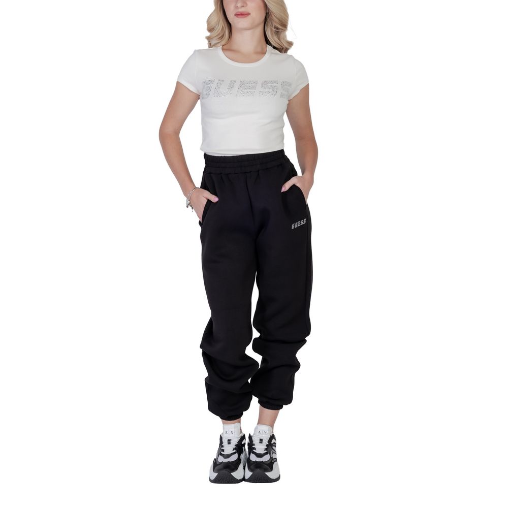 T-shirt en coton Guess Active, coupe classique, couleur unie, avec logo Guess visible sur la poitrine, porté sur mannequin.