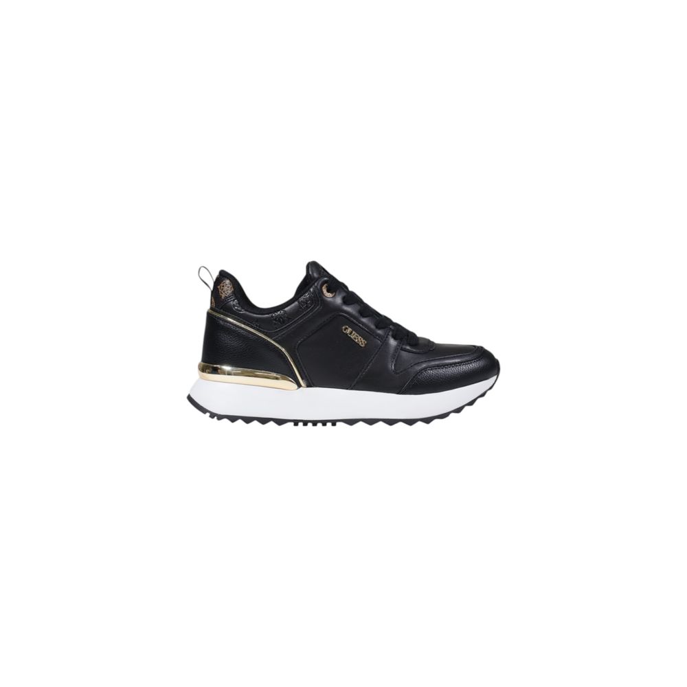 Sneakers basses Guess en polyéthylène noir avec design simple et moderne, visibles sur l'image.