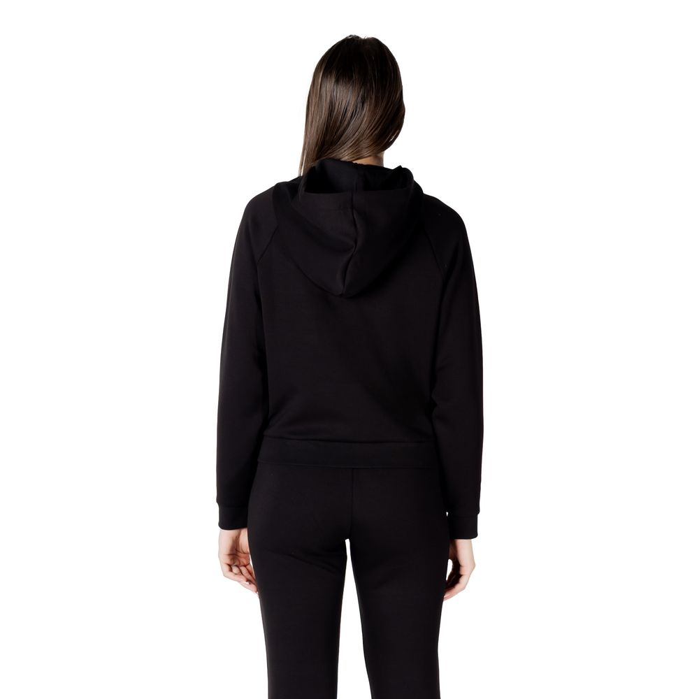 Sweat à capuche noir en viscose de la marque Armani Exchange, détail de la capuche et du tissu doux visible sur l'image.