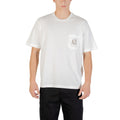 T-shirt en coton crème Armani Exchange, coupe classique, avec logo discret sur la poitrine, vue de face.
