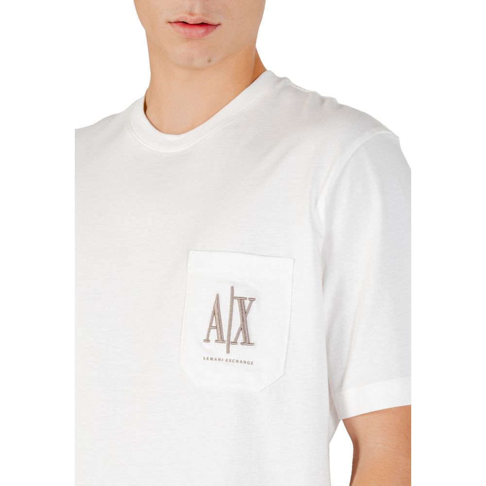 T-shirt en coton crème de la marque Armani Exchange, manches courtes et coupe classique, porté sur un mannequin.