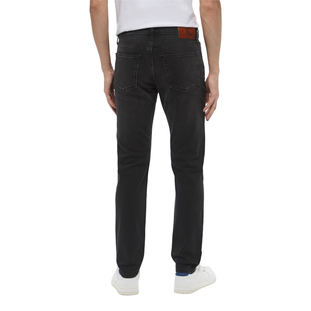 Jeans skinny en coton noir de la marque Calvin Klein Jeans, coupe ajustée, porté sur un fond neutre.