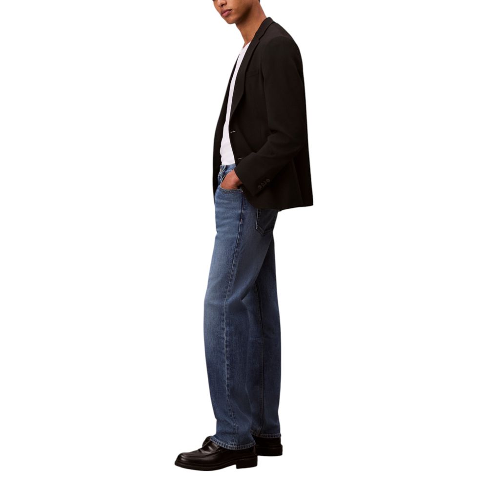Jeans décontractés en coton bleu de Calvin Klein Jeans, coupe relaxée, visible avec détails de couture et poches arrière.