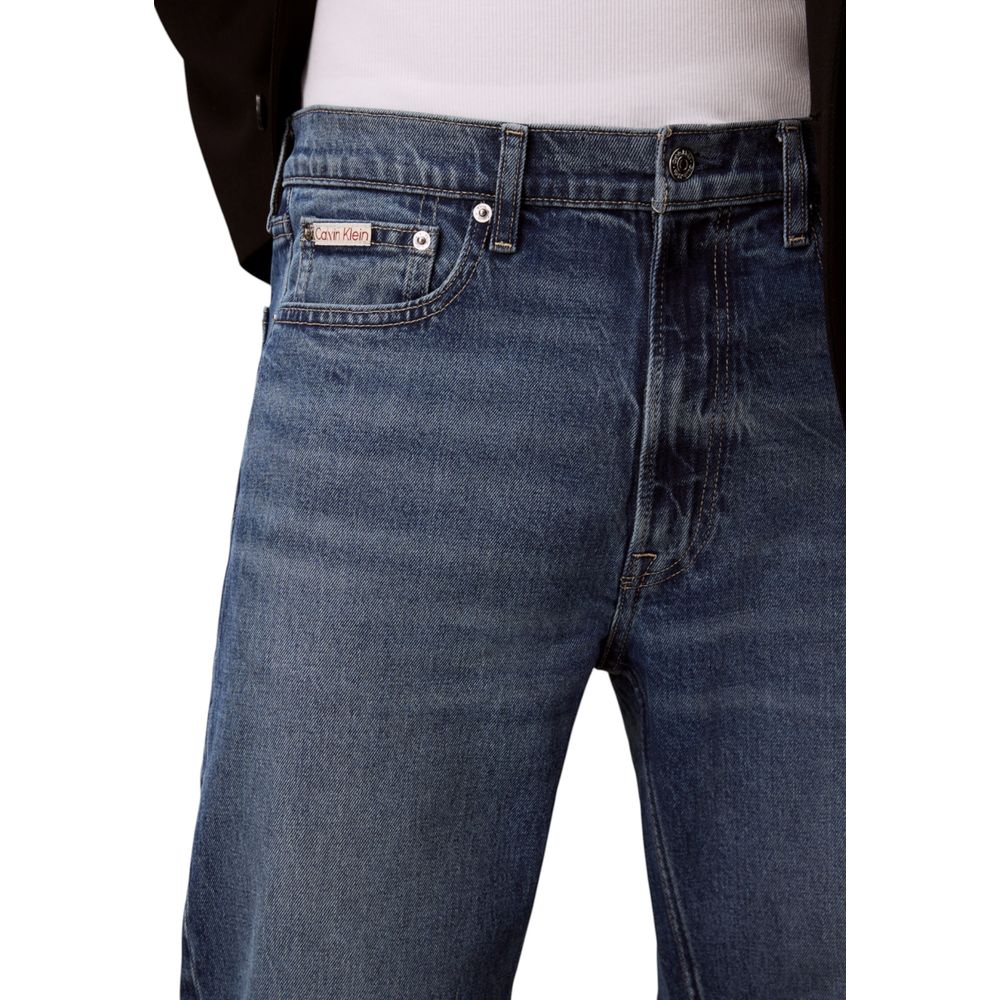Jeans décontractés en coton bleu de Calvin Klein Jeans, coupe ample et confortable, visibles en gros plan.