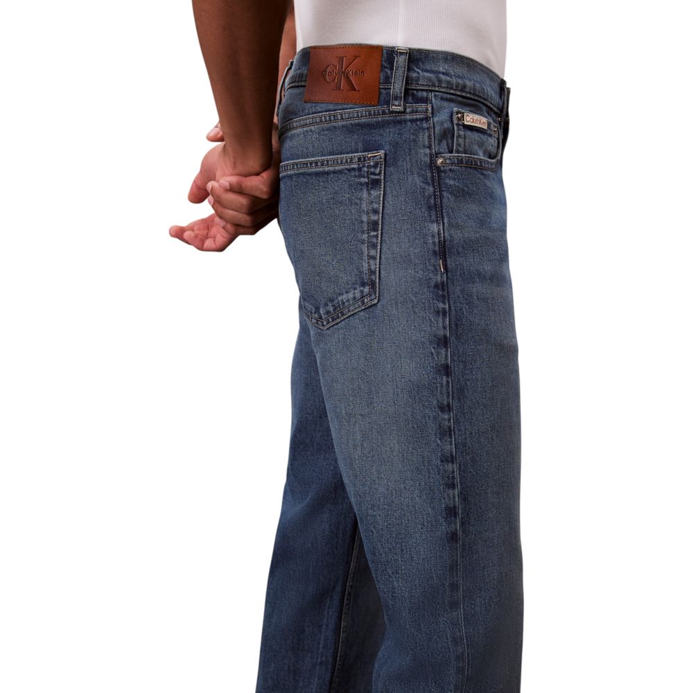 Jeans en coton bleu de coupe décontractée de la marque Calvin Klein Jeans, vue de face.