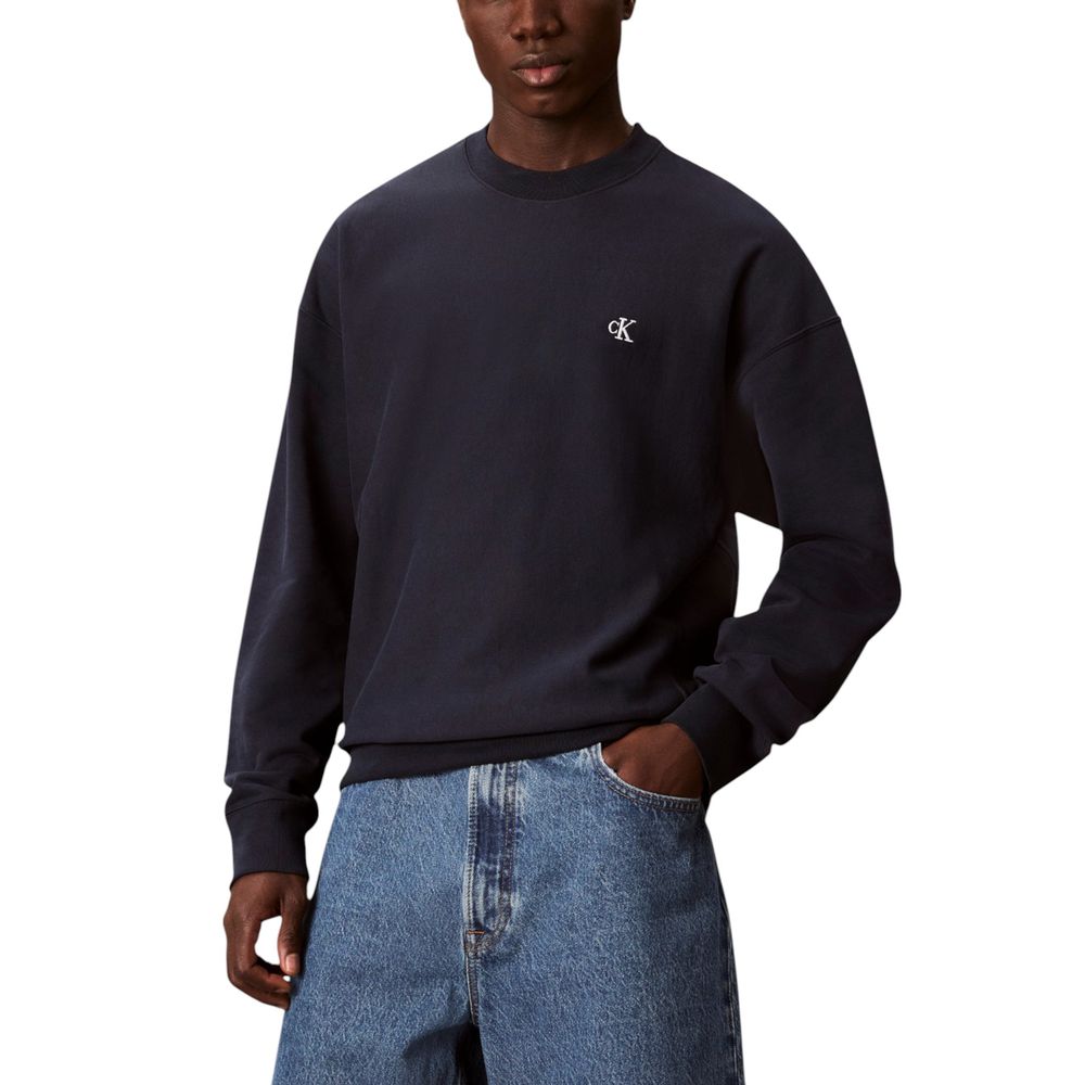 Sweat-shirt en coton bleu de Calvin Klein Jeans, design décontracté avec logo discret, porté sur un mannequin.