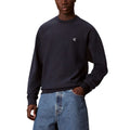 Sweat-shirt en coton bleu de Calvin Klein Jeans, design décontracté avec logo discret, porté sur un mannequin.