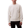 Sweatshirt en coton blanc de Calvin Klein Jeans, style décontracté avec logo discret, porté sur un mannequin.