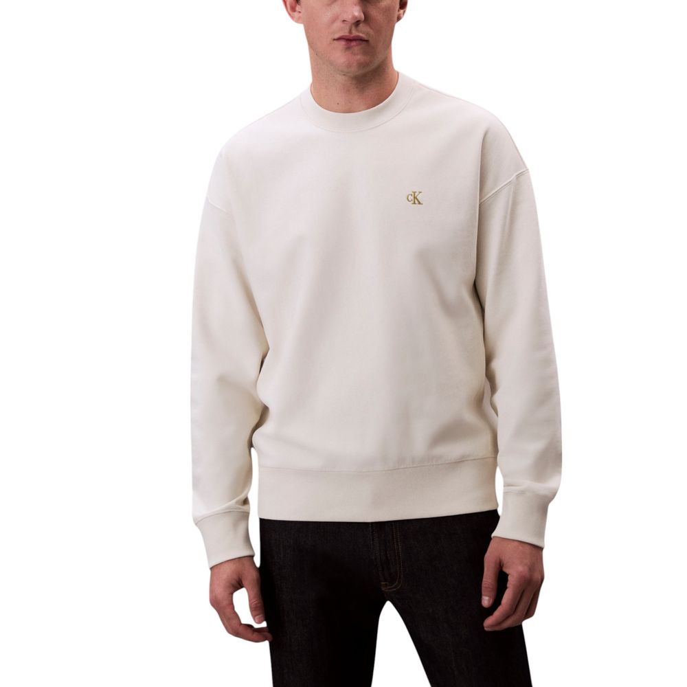 Sweatshirt en coton blanc de Calvin Klein Jeans, style décontracté avec logo discret, porté sur un mannequin.