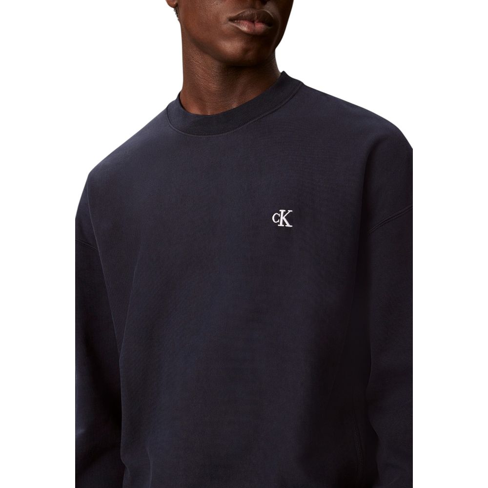 Sweat-shirt en coton bleu de Calvin Klein Jeans, coupe décontractée, avec logo discret sur la poitrine, vue de face.