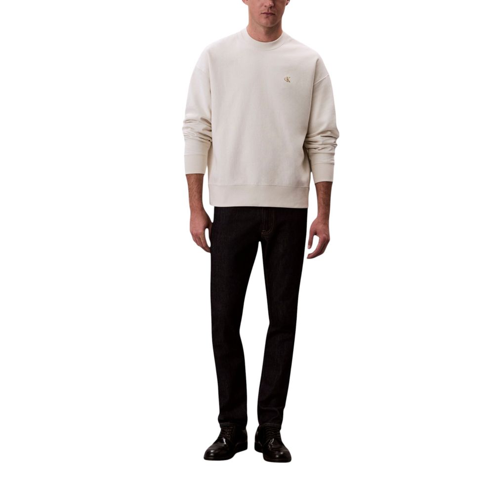 Sweat-shirt en coton blanc de Calvin Klein Jeans, à col rond et logo discret, porté sur un mannequin.