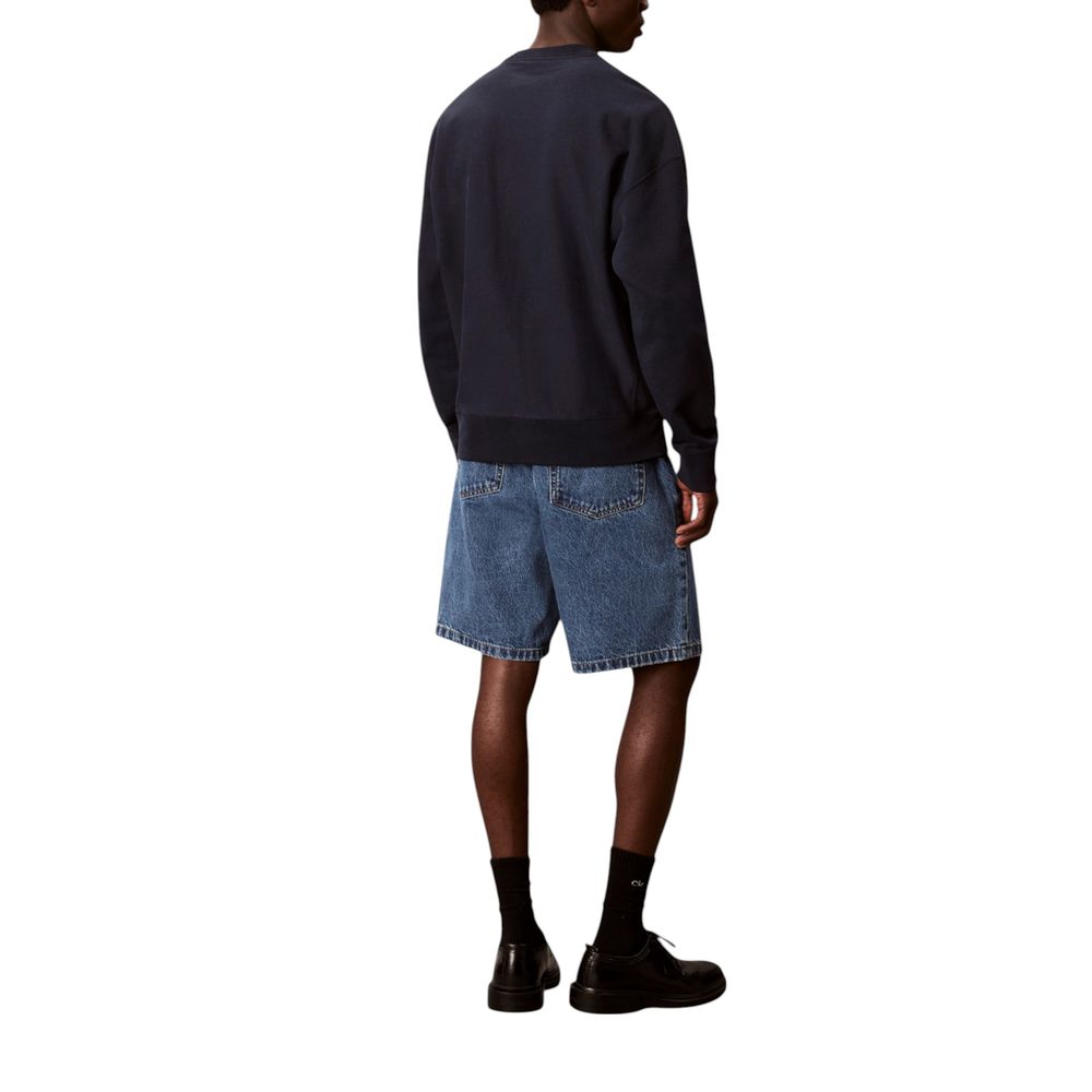 Sweat-shirt en coton bleu de Calvin Klein Jeans, coupe classique, avec logo discret, porté de face sur un mannequin.
