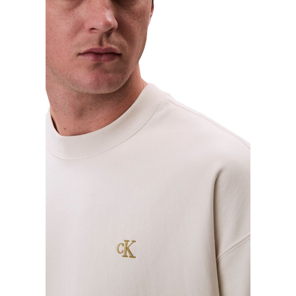 Sweatshirt blanc en coton de Calvin Klein Jeans, à capuche, porté sur un mannequin, avec logo discret sur la poitrine.
