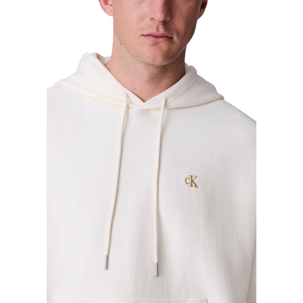 Sweat à capuche en coton blanc de la marque Calvin Klein Jeans, vue de face, avec logo visible sur la poitrine.
