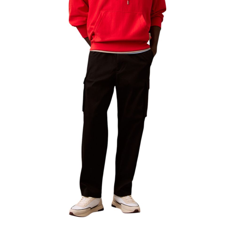 Pantalon cargo en coton noir de la marque Calvin Klein Jeans, style décontracté avec plusieurs poches.