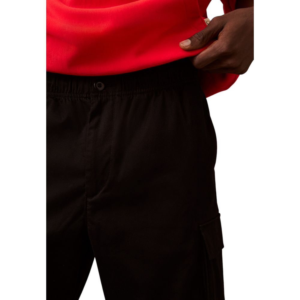 Pantalon cargo en coton noir de Calvin Klein Jeans, style décontracté avec poches latérales, vue de face.