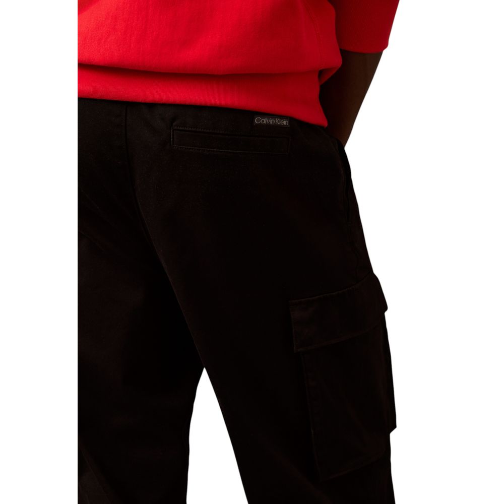 Pantalons cargo en coton noir de Calvin Klein Jeans, style décontracté avec poches latérales, vue de face.