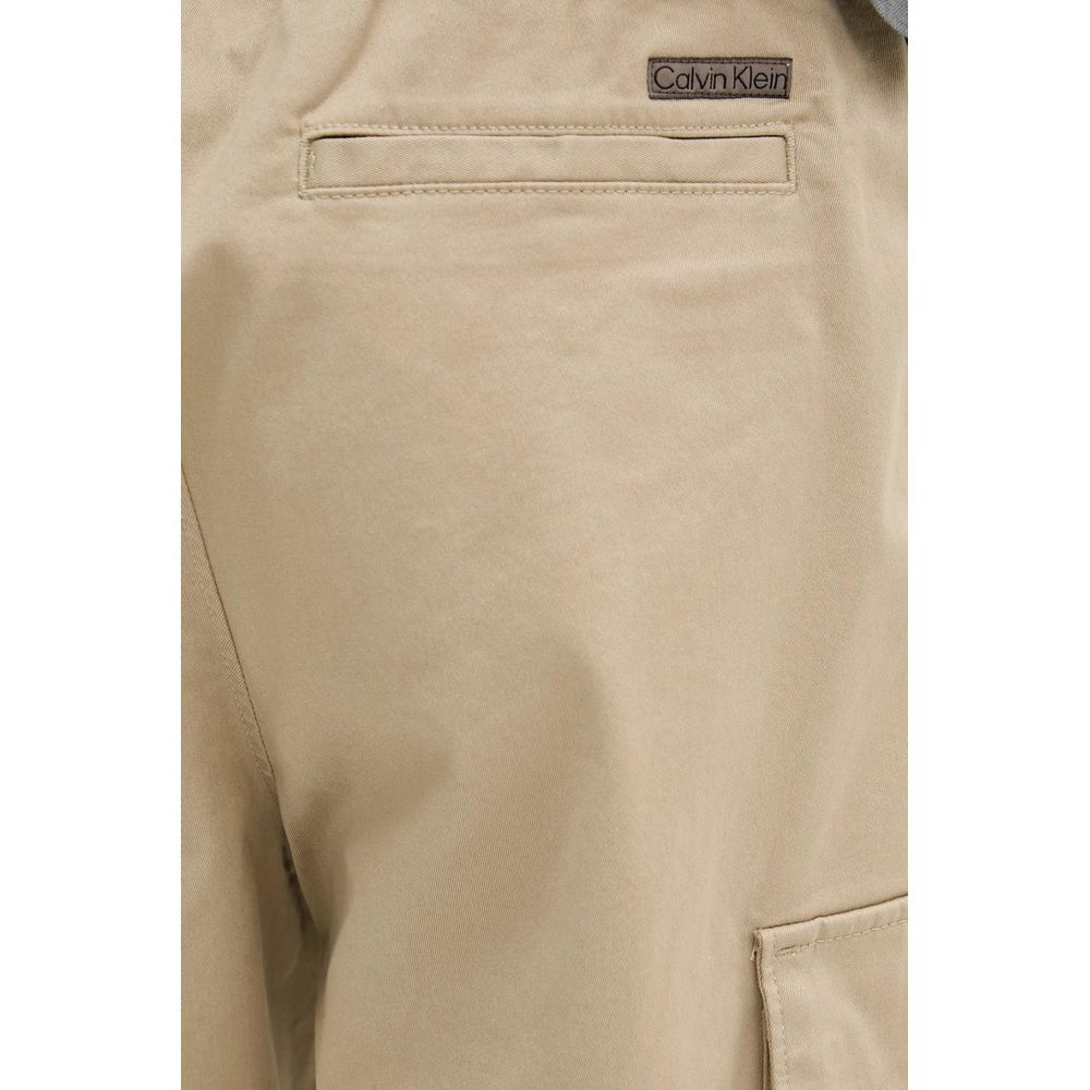 Pantalon cargo beige en coton de Calvin Klein Jeans, vue de face, avec détails de poches et coupe décontractée.