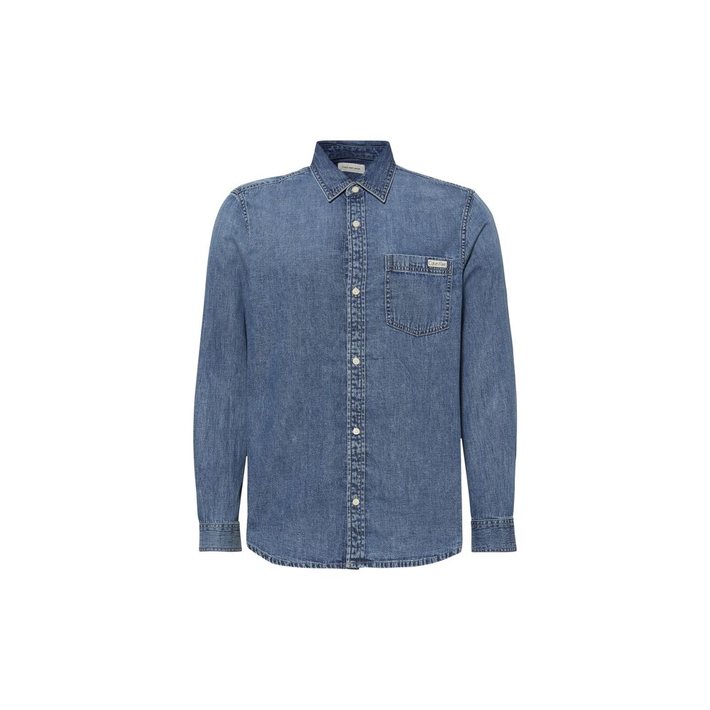 Chemise en jean bleu Calvin Klein Jeans, coupe classique, avec boutons et col, portée décontractée.