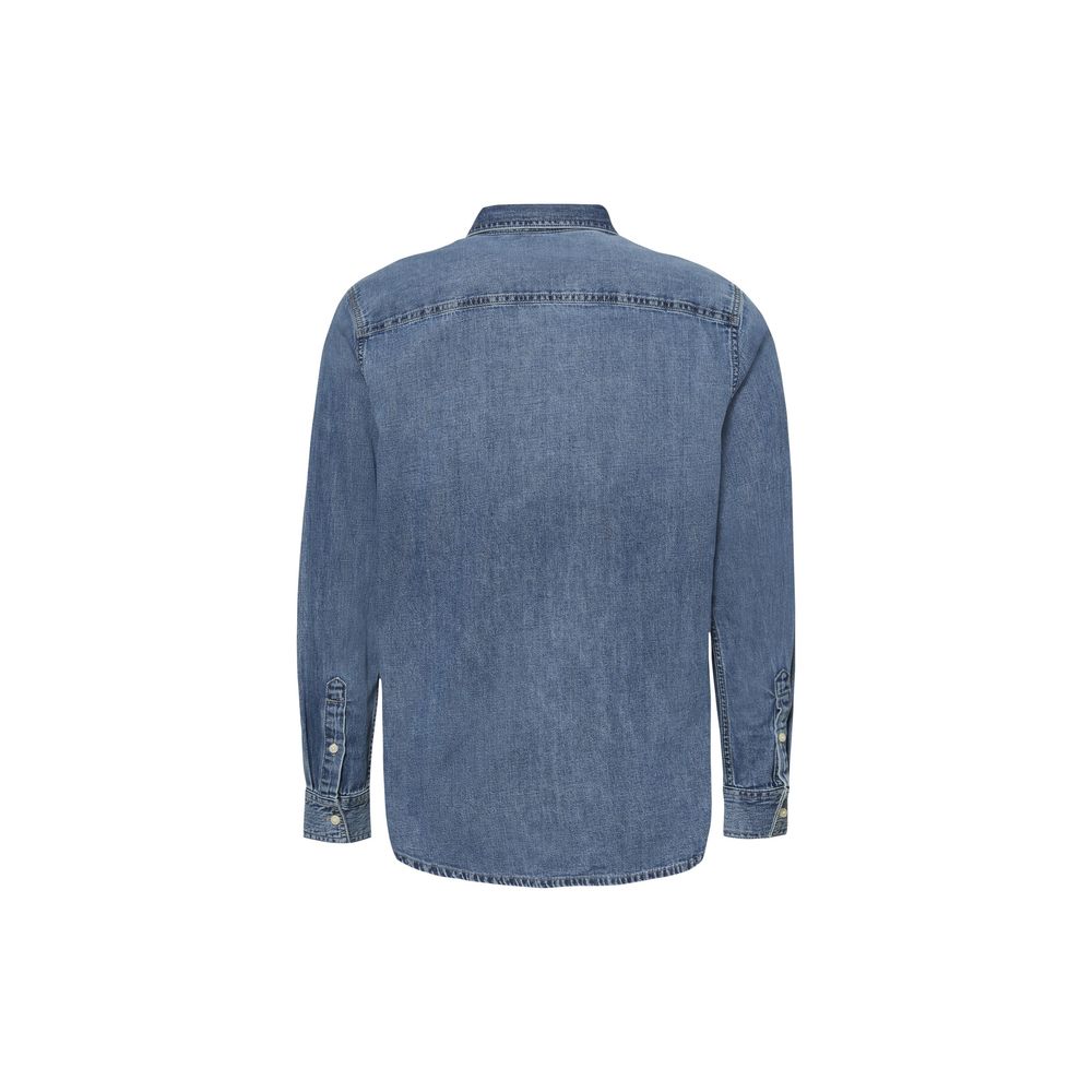 Chemise en jean bleu Calvin Klein Jeans, coupe classique, avec boutons et col, portée sur un mannequin.