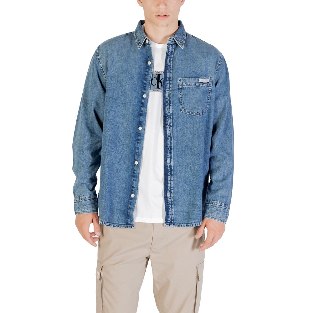 Chemise en denim bleu Calvin Klein Jeans avec boutons et col classique, vue de face.