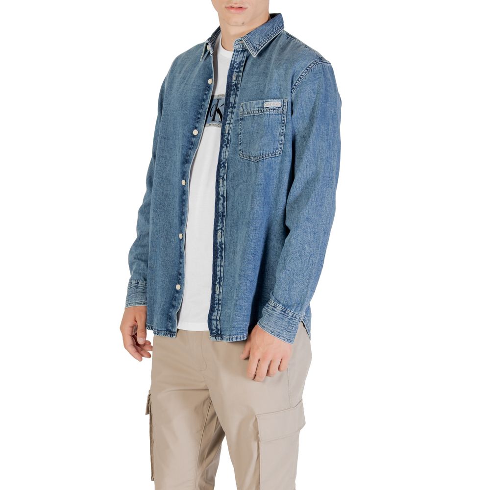 Chemise en jean bleu Calvin Klein Jeans avec col et boutons, vue de face, en denim décontracté.