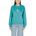 Sweatshirt en coton bleu de Calvin Klein Jeans, coupe classique, avec logo discret sur la poitrine, porté sur un mannequin.