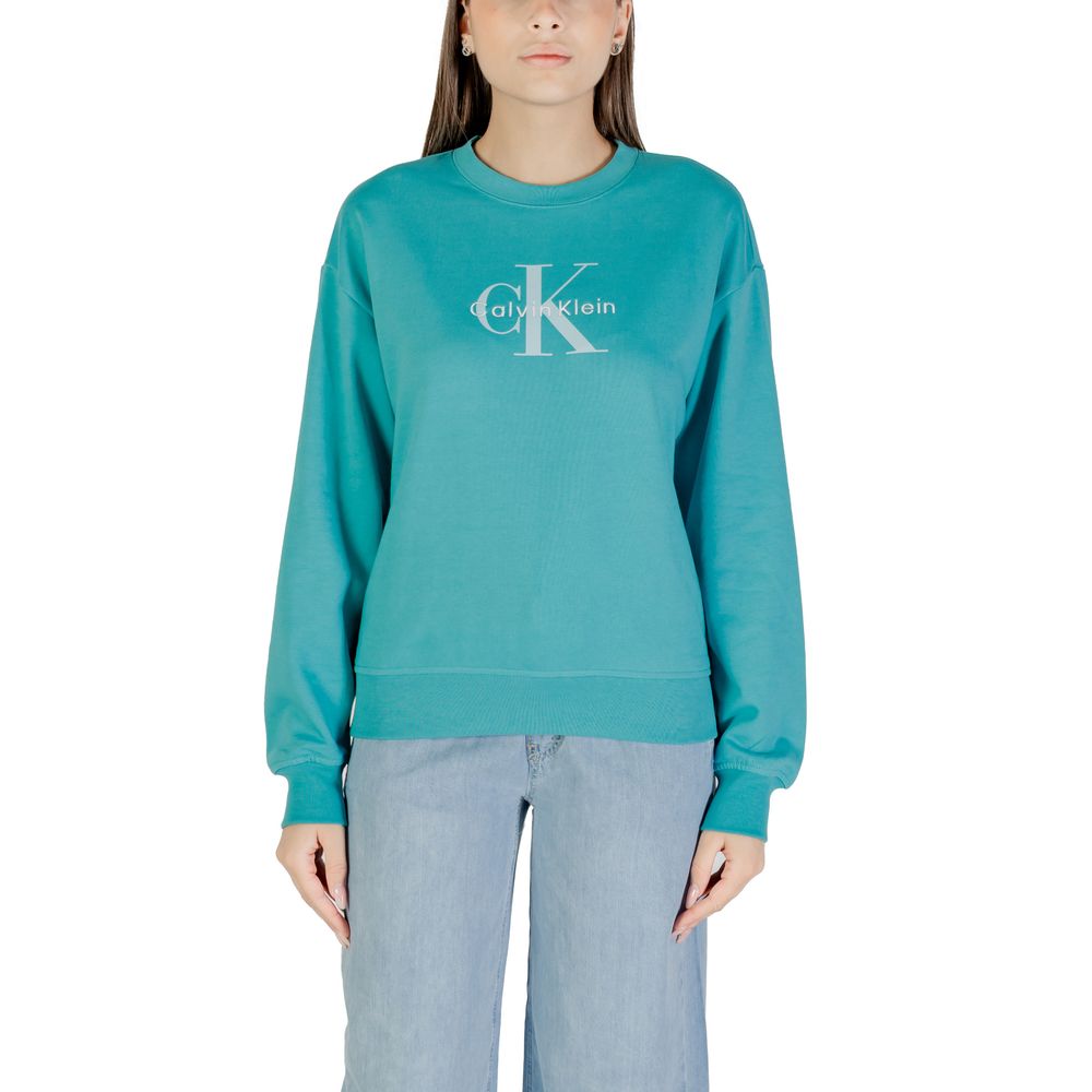 Sweatshirt en coton bleu de Calvin Klein Jeans, coupe classique, avec logo discret sur la poitrine, porté sur un mannequin.