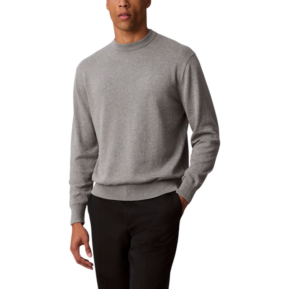 Sweat-shirt gris en coton de Calvin Klein Jeans, design décontracté avec logo discret, porté par un mannequin.