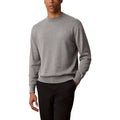 Sweat-shirt gris en coton de Calvin Klein Jeans, design décontracté avec logo discret, porté par un mannequin.